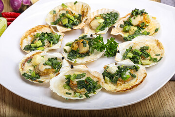 Grilled scallops with green onion