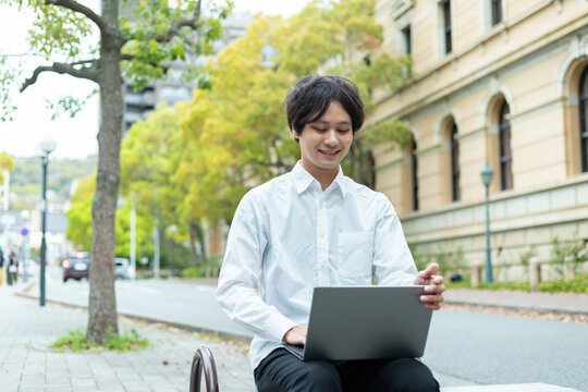 爽やかに仕事をしている男性 - Powered by Adobe