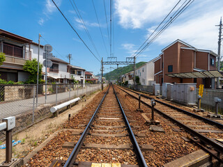 住宅密集地を走る能勢電車