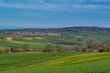 Paysage rural avec un village sur une colline (Alsace, France)