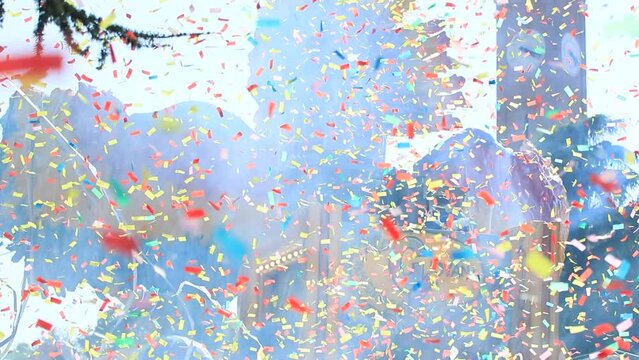 Corriandoli per aria durante una festa di carnevale