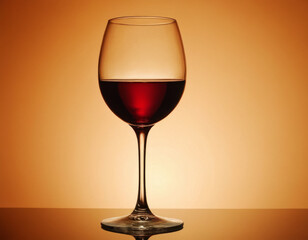 Un bicchiere di vino rosso, con sfondo di una festa elegante in giardino.
