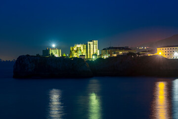 Obraz premium night view of View of the Church of Santa Maria de la Asuncion Castro Urdiales Santa Ana Castle