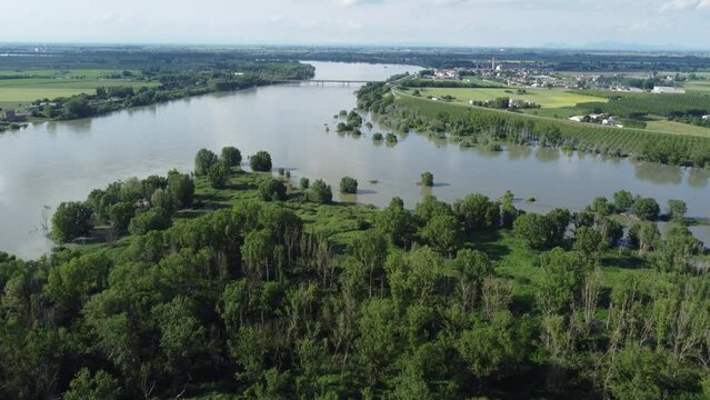 Piena fiume Po all'altezza di Ficarolo (RO)