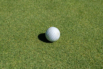 Uma bola de golfe em harmonia com o campo verdejante