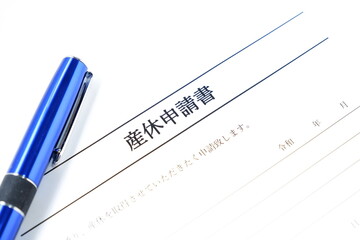 出産を控えて産休を取得するため、職場に提出する「産休申請書」を記入する
