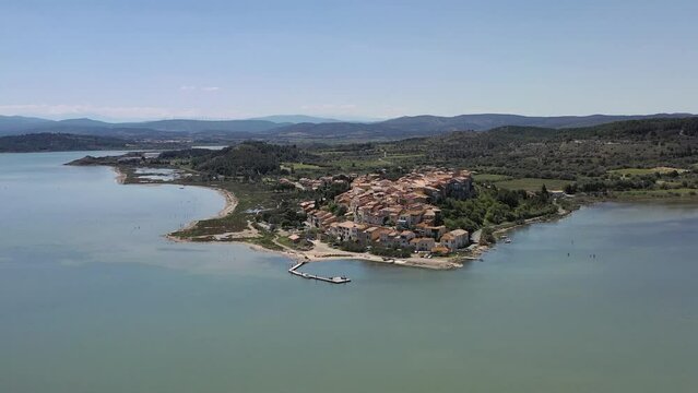 survol du parc naturel r&eacute;gional de la Narbonnaise	et du port de la nautique pr&egrave;s de Narbonne