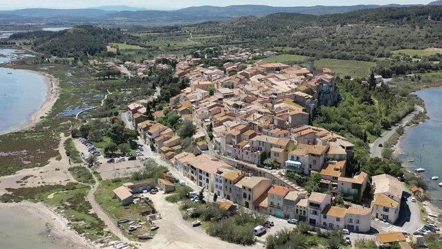 survol du parc naturel r&eacute;gional de la Narbonnaise	et du port de la nautique pr&egrave;s de Narbonne