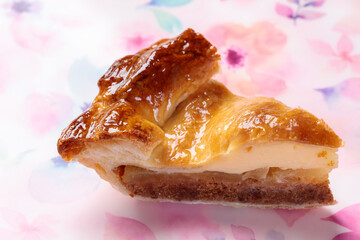 カットしたアップルパイ