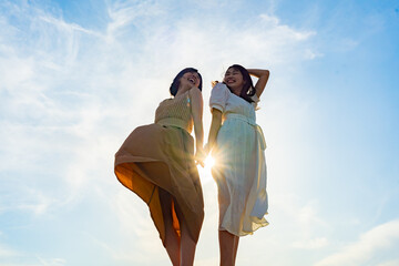 海と空と女性たち
