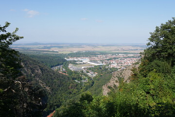 Obraz premium Blick ins Bodetal mit Thale im Harz am Hexentanzplatz
