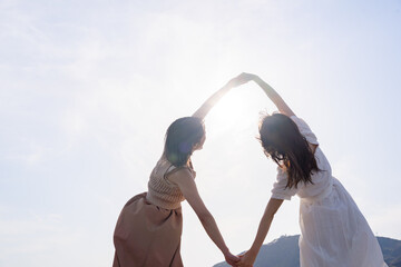 海と空と女性たち