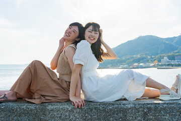 海と空と女性たち