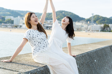 海と空と女性たち