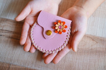 子供が作った手作りの革製コインケース
