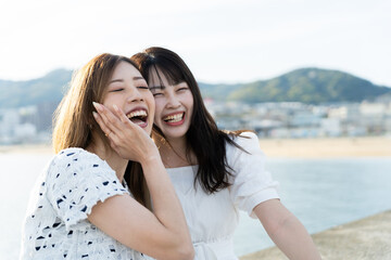 海と空と女性たち