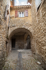Fototapeta premium Ruelle montant dans le village de Labastide de Virac (Ardèche)