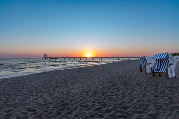 Zum Sonnenaufgang am Strand in Zingst an der Ostsee.