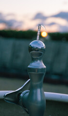 冬の早朝に凍る水飲み場