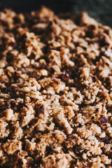 Close-up sur un plat de crumble aux fruits - Délicieux dessert