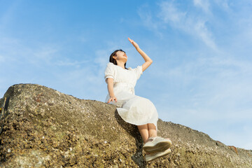 青空と海辺と女性