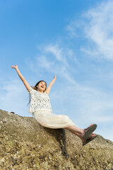 青空と海辺と女性