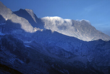 Wolken fallen über einen Gebirgsgrat in Graubünden, Schweiz