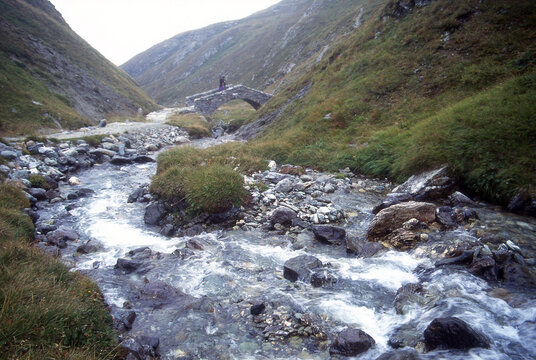 Vom Septimerpass &uuml;ber eine alte Steinbr&uuml;cke abw&auml;rts nach Bivio - Graub&uuml;nden, Schweiz - Hochtour 1997