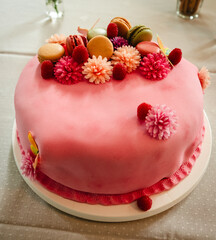 Himbeertorte mit rosanem Überzug und Deko