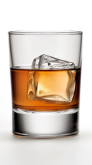 Whiskeyglas mit Cocktail im Inneren, weißer Hintergrund
