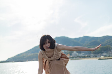 海ではしゃいでいる元気な女性