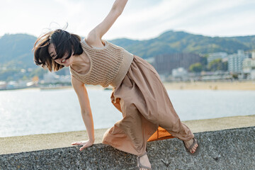 海ではしゃいでいる元気な女性