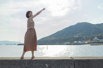 海ではしゃいでいる元気な女性