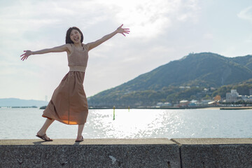 海ではしゃいでいる元気な女性