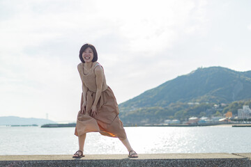 海ではしゃいでいる元気な女性