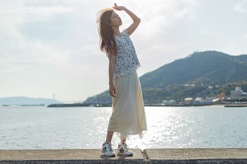 海でたそがれている髪長い女性