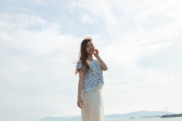 海でたそがれている髪長い女性