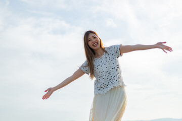 海でたそがれている髪長い女性