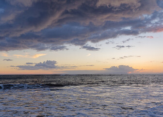 Obraz premium Beautiful sunrise at Kekaha Beach Park, Island of Kauai, Hawaii.