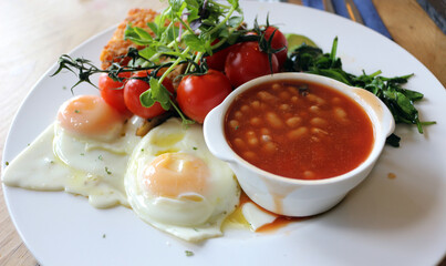 vegetarian breakfast, fried eggs, baked beans and tomatoes 