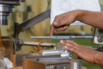 The thread making on milling machine by machine operator.
