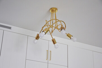 Złota ozdobna lampa sufitowa z żarówkami LED © VILKTERIO