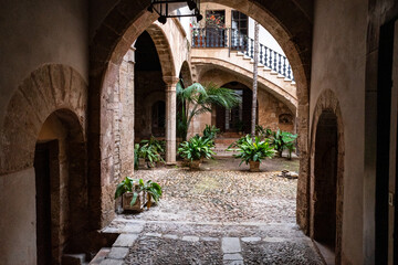 Obraz premium Patio in an old building in Palma de Mallorca.