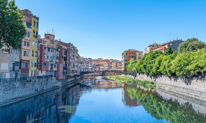 Maisons colorées de l'Onyar à Gérone en Catalogne, Espagne.	