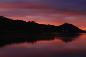 夕焼けに染まる北上川