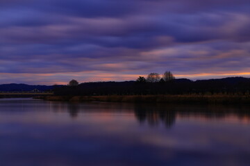 夕焼けに染まる北上川