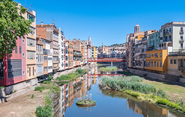 Maisons colorées de l'Onyar et le pont Eiffel à Gérone en Catalogne, Espagne.	