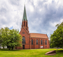 Vorderansicht der Christus- und Garnisonkirche in Wilhelmshaven im Mai 2024