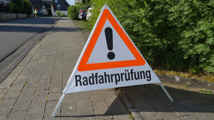 Warnschild Radfahrprüfung