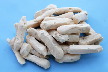 Light and crispy almond meringue cookies